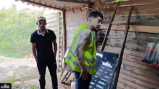 O PATR&Atilde;O E O EMPREGADO                                    O empregado finaliza sua tarefa e o seu patr&atilde;o fica cheio de tez&atilde;o ao v&ecirc; lo todo suado